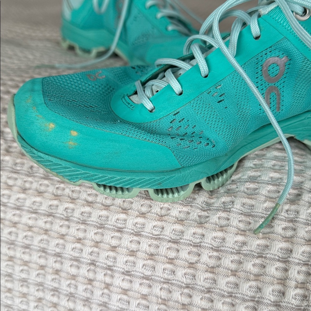 Light Teal Women's Running Sneakers
ON Running shoes. Size 7.5 - Picture 6 of 7